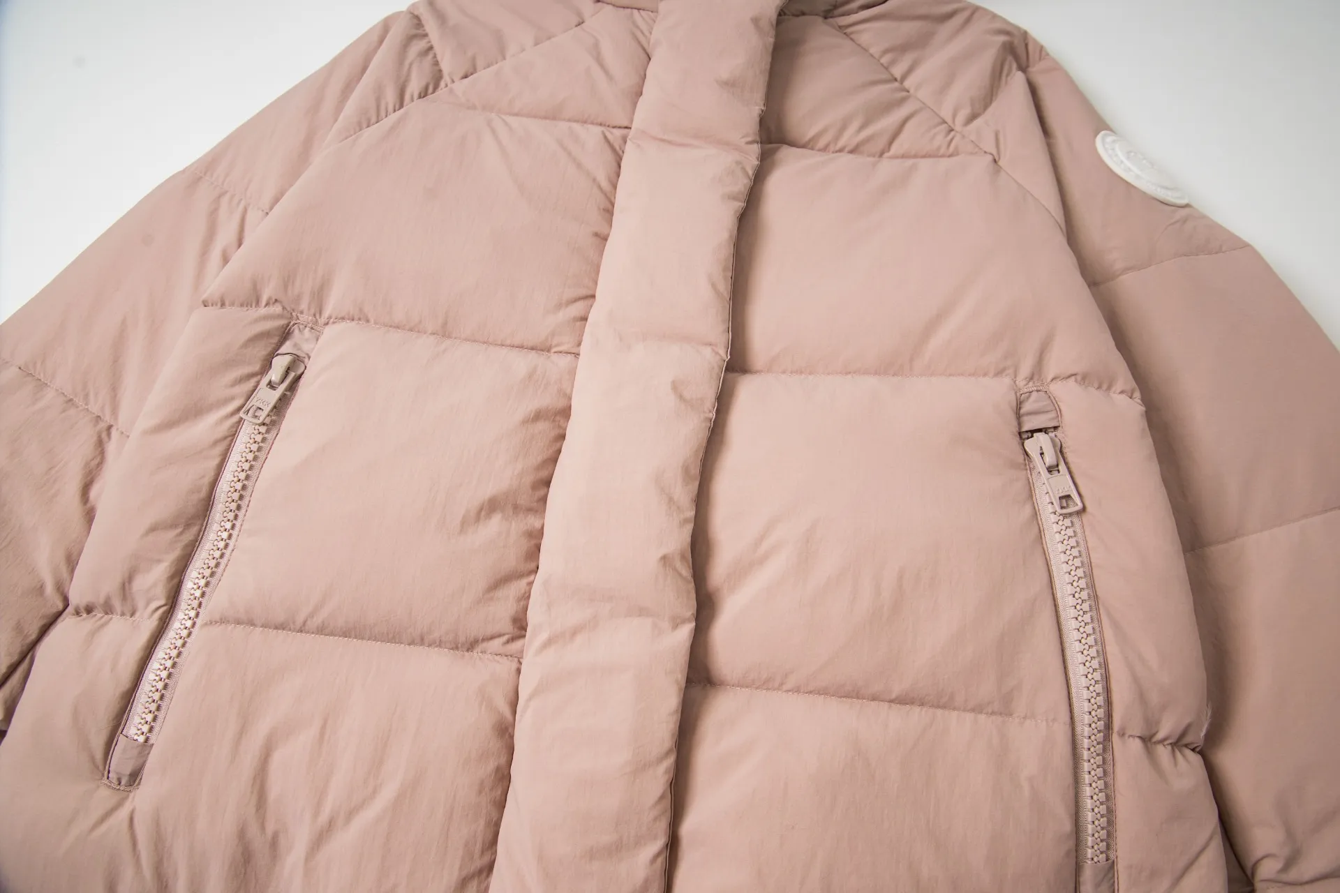 P770 model number: G124 Canada Goose PASTELS series new Parker couple's hooded down jacket 1️⃣The fabric is made of soft EnduraLuxe fabric, which enhances the durability of easy-to-wear parts, is lightweight and durable; the inner liner is made of anti-velvet gallbladder, which is comfortable and soft without velvet. It has a detachable hood, can be adjusted in two directions, and is also filled with down, which brings greater softness and wrapping around the head and neck, and is full of warmth. This parka features white trim on the back and sides, and the hardware locks are all original and custom-made to match the muted fabric color. Goose label: The official website’s new series of silicone material labels, non-embroidery labels. 2️⃣It is very youthful and energetic, and can be easily worn by both men and women. It is very in line with the fashion aesthetic concepts of today's young people! 3️⃣ A full set of customized accessories, complete with three standards, same style for men and women, a must-have for couples! Color: black, white, pink, stone gray, water-soluble blue Size: XS, S, M, L